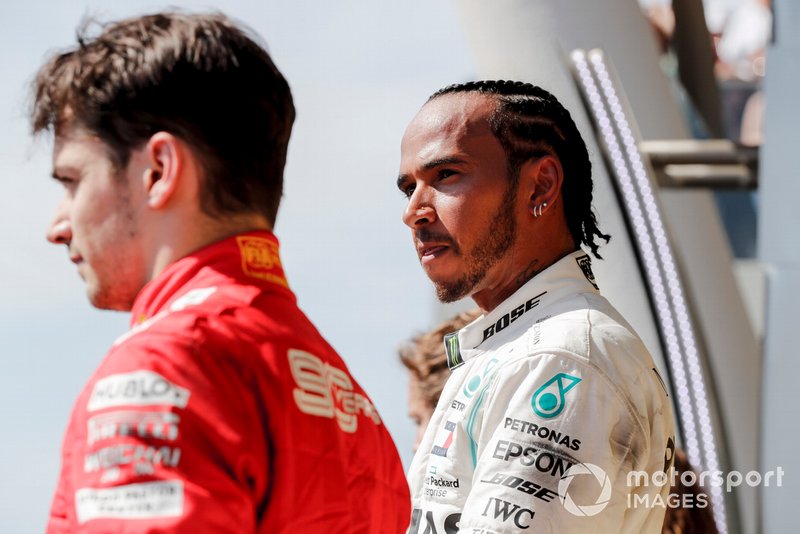 Charles Leclerc, Ferrari, terza posizione, e Lewis Hamilton, Mercedes AMG F1, prima posizione, sul podio