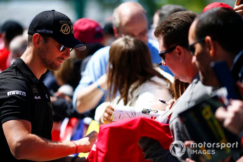 Romain Grosjean, Haas F1, signe un autographe
