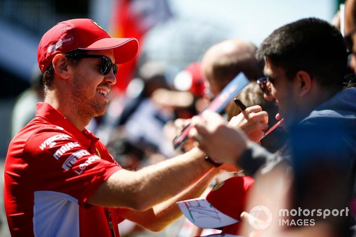 Sebastian Vettel, Ferrari firma un autógrafo para un fan