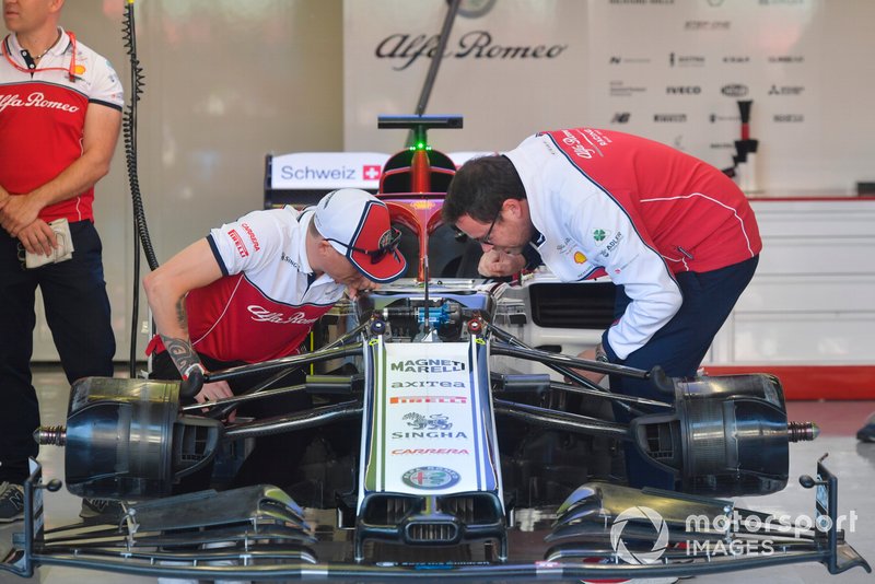 Kimi Raikkonen, Alfa Romeo Racing talks to engineers