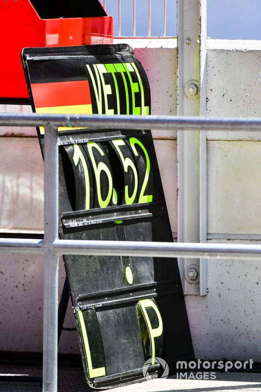 Sebastian Vettel, Ferrari SF90, pit board