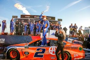 Ganador, Brad Keselowski, Team Penske, Ford Mustang