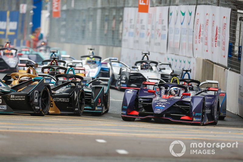 Sam Bird, Envision Virgin Racing, Audi e-tron FE05 challenges Andre Lotterer, DS TECHEETAH, DS E-Tense FE19 around the outside