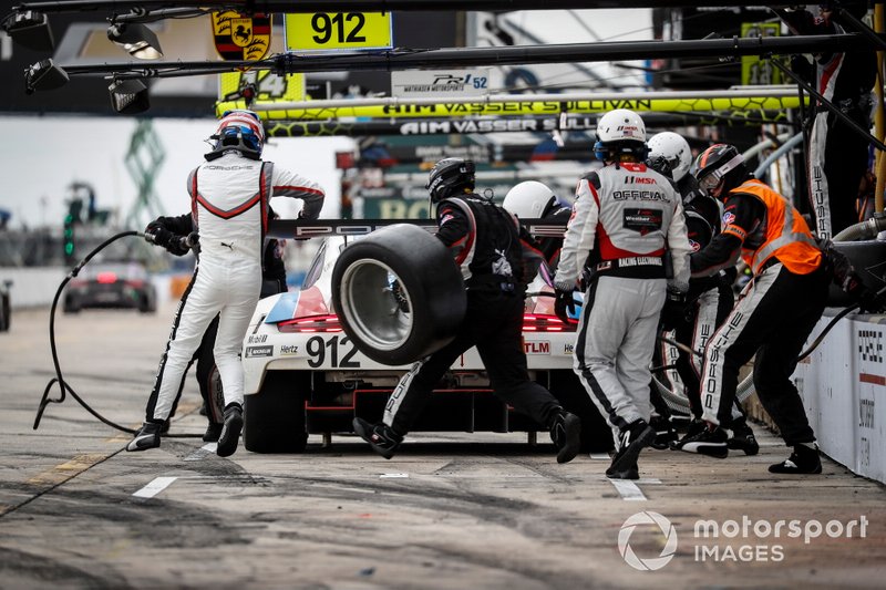 #912 Porsche GT Team Porsche 911 RSR, GTLM: Mathieu Jaminet, Earl Bamber, Laurens Vanthoor, pit stop