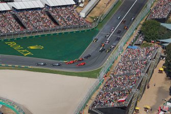 Valtteri Bottas, Mercedes AMG W10, voor Lewis Hamilton, Mercedes AMG F1 W10, Sebastian Vettel, Ferrari SF90, Charles Leclerc, Ferrari SF90, Max Verstappen, Red Bull Racing RB15, en de rest bij de start