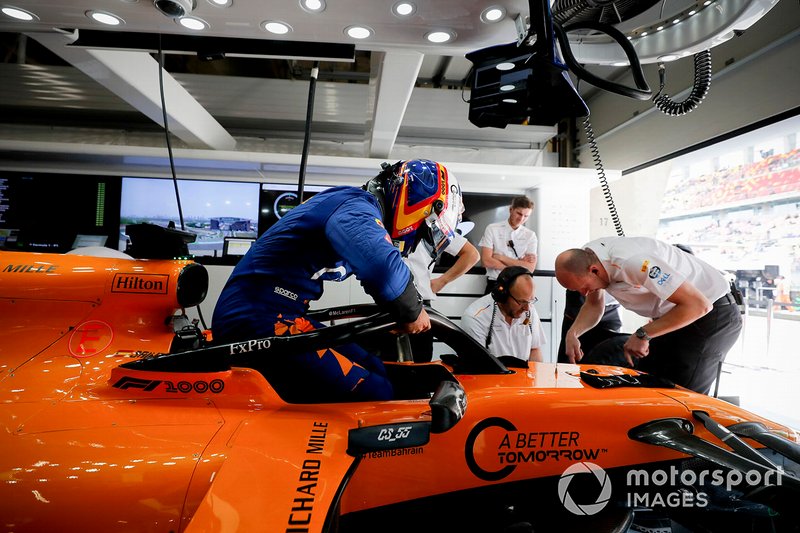 Carlos Sainz Jr., McLaren, s'installe dans sa monoplace