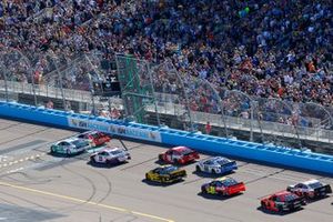 Ryan Blaney, Team Penske, Ford Mustang MoneyLion and Chase Elliott, Hendrick Motorsports, Chevrolet Camaro Hooters green flag start