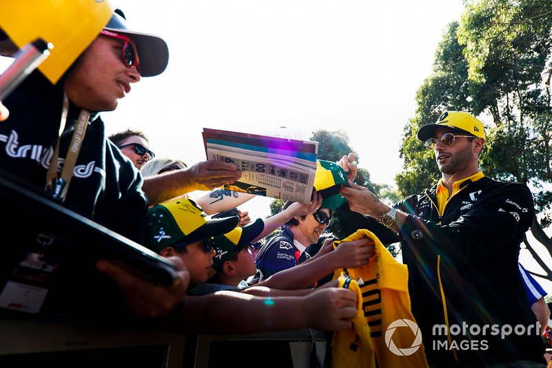 Daniel Ricciardo, Renault signs an autograph for a fan