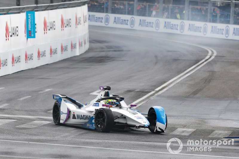 Alexander Sims, BMW I Andretti Motorsports, BMW iFE.18 senza ala anteriore dopo una collisione