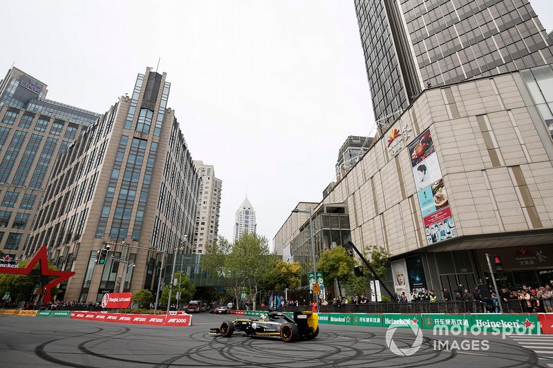 Demonstration with Guanyu Zhou, Renault F1 Team