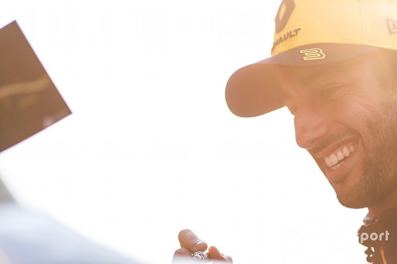 Daniel Ricciardo, Renault F1 Team signs an autograph for a fan