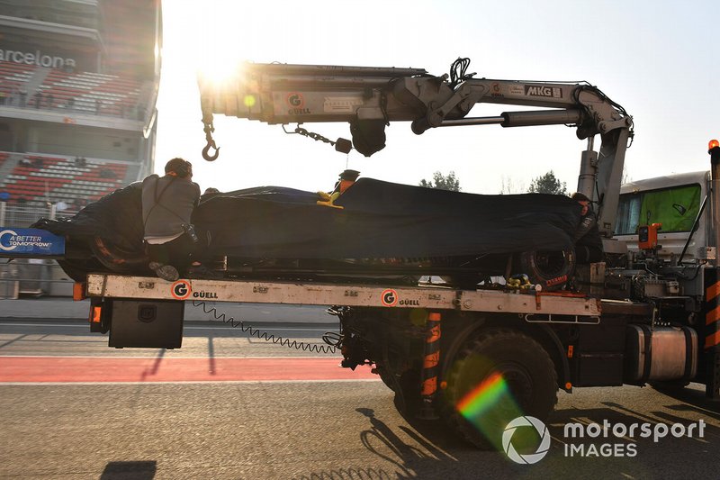 El coche de Lando Norris, McLaren es llevado a los pits