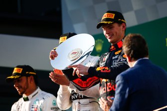 Max Verstappen, Red Bull Racing, 3e positie, toont trofeebeker