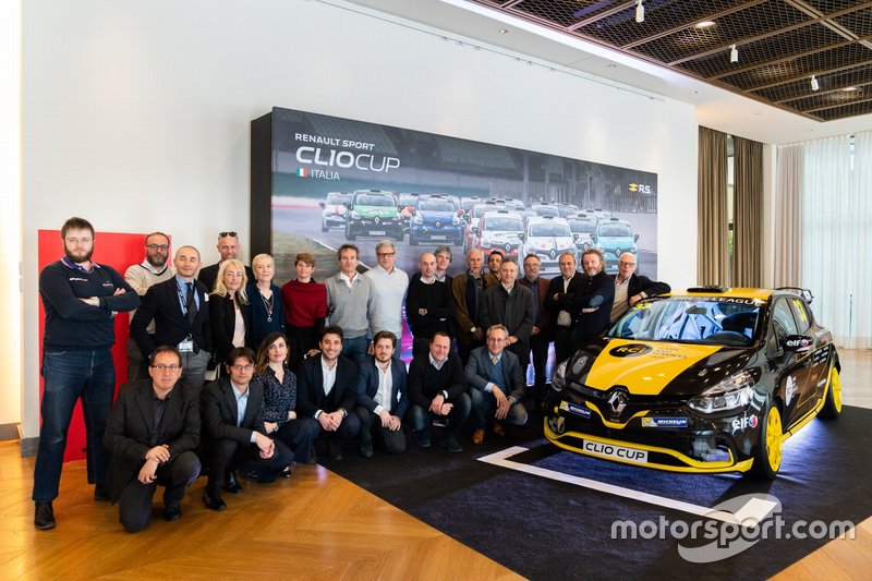 I protagonisti della Press League posano con la Clio RS 1.6 turbo