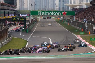 Kevin Magnussen, Haas F1 Team VF-19, voor Romain Grosjean, Haas F1 Team VF-19, Sergio Perez, Racing Point RP19, Daniil Kvyat, Toro Rosso STR14, Kimi Raikkonen, Alfa Romeo Racing C38, Carlos Sainz Jr., McLaren MCL34