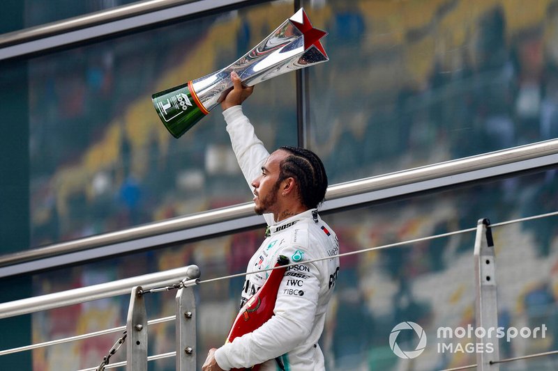 Lewis Hamilton, Mercedes AMG F1, vincitore, con il trofeo e lo champagne