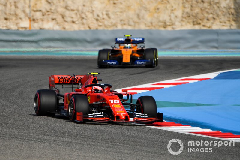 Charles Leclerc, Ferrari SF90, precede Lando Norris, McLaren MCL34