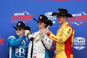 Josef Newgarden, Team Penske Chevrolet, Colton Herta, Harding Steinbrenner Racing Honda, Ryan Hunter-Reay, Andretti Autosport Honda, sur le podium, avec du champagne