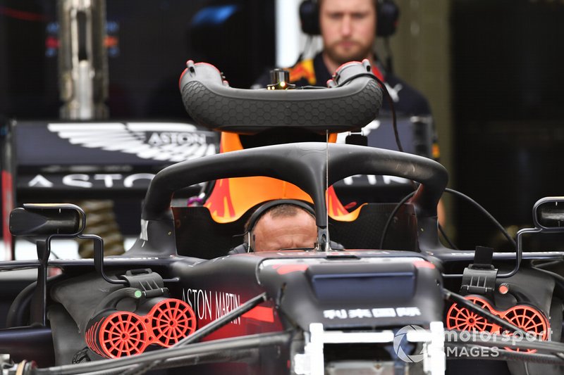 Red Bull Racing mekanikeri ve Red Bull Racing RB15