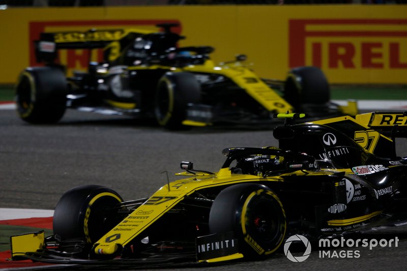 Nico Hulkenberg, Renault R.S. 19, precede Daniel Ricciardo, Renault R.S.19