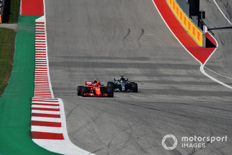 Кими Райкконен, Ferrari SF71H, борется с Льюисом Хэмилтоном на Mercedes-AMG F1 W09