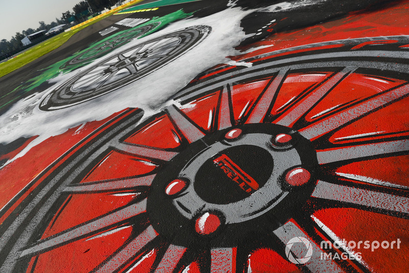Le logo Pirelli dans une zone de dégagement