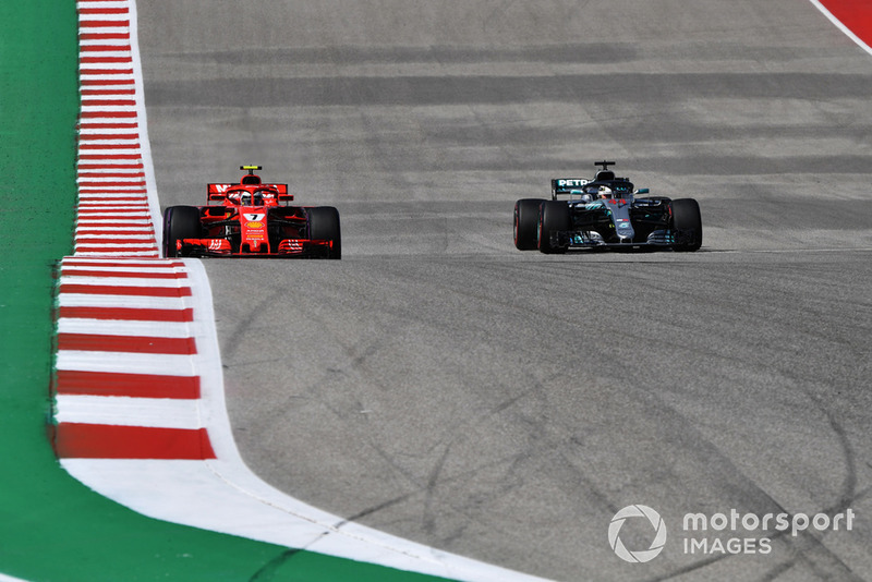 Кими Райкконен, Ferrari SF71H, борется с Льюисом Хэмилтоном на Mercedes-AMG F1 W09