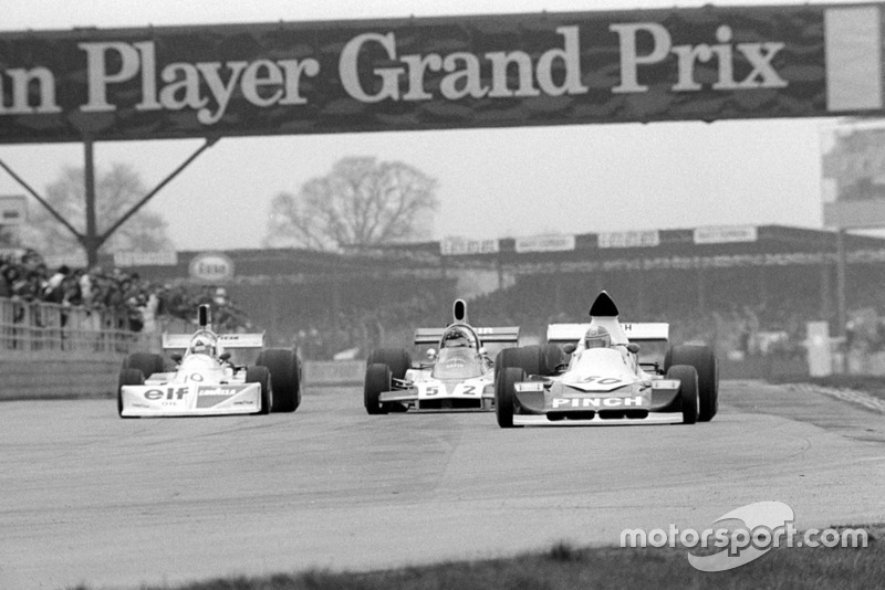 John Nicholson a frente de Lella Lombardi (carro 10) e Tony Trimmer