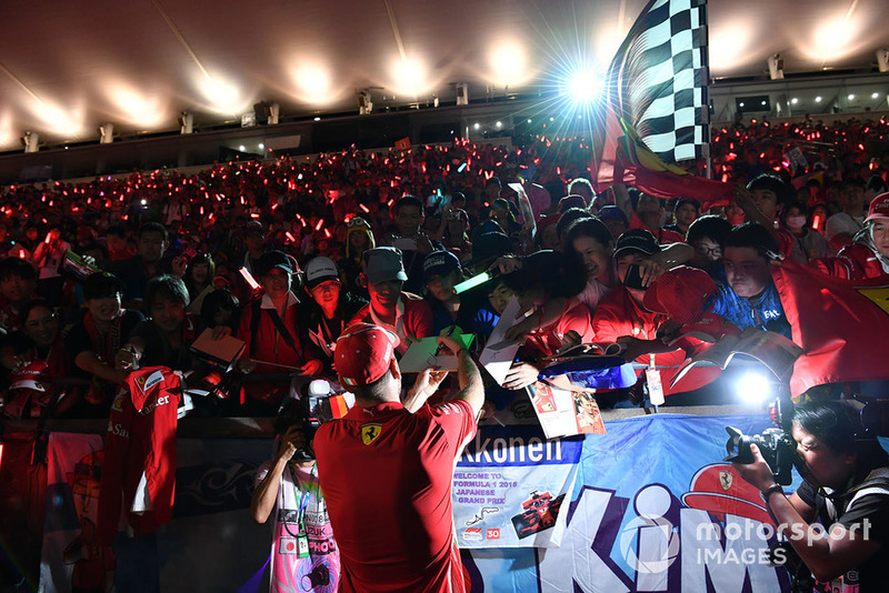 Sebastian Vettel, Ferrari signs autographs for the fans