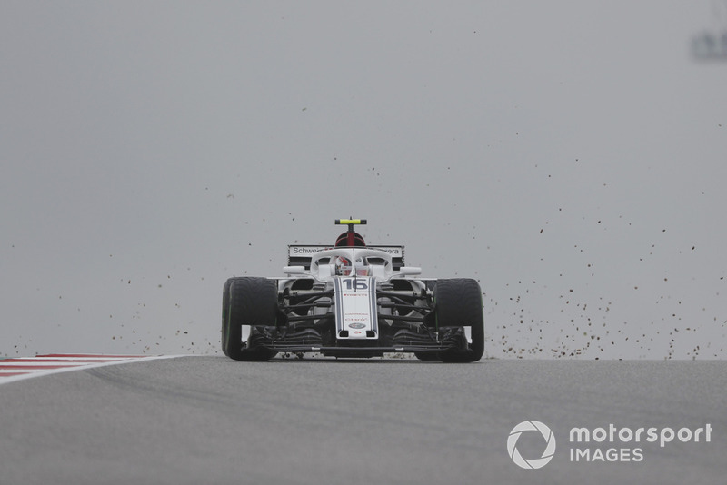 Charles Leclerc, Alfa Romeo Sauber C37, porta la ghiaia in pista