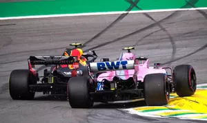 Le leader Max Verstappen, Red Bull Racing RB14 percute Esteban Ocon, Racing Point Force India VJM11 