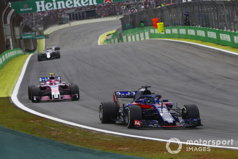 Brendon Hartley, Toro Rosso STR13, leads Esteban Ocon, Racing Point Force India VJM11