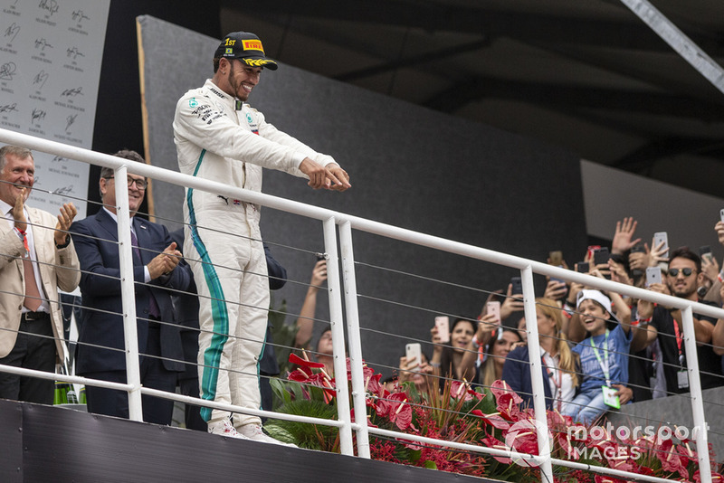 Podio: ganador de la carrera Lewis Hamilton, Mercedes AMG F1 celebra