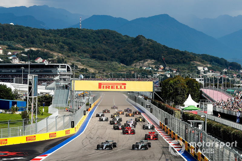Valtteri Bottas, Mercedes AMG F1 W09 memimpin balapan di depan Lewis Hamilton, Mercedes AMG F1 W09 dan Sebastian Vettel, Ferrari SF71H