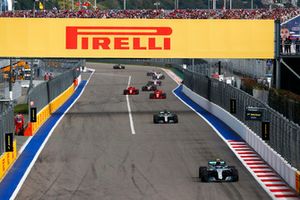 Valtteri Bottas, Mercedes AMG F1 W09, voor Lewis Hamilton, Mercedes AMG F1 W09, Sebastian Vettel, Ferrari SF71H, Kimi Raikkonen, Ferrari SF71H, Kevin Magnussen, Haas F1 Team VF-18, en Esteban Ocon, Racing Point Force India VJM11