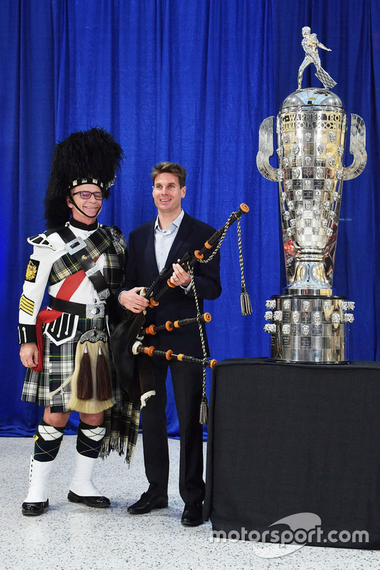 Will Power svela il Trofeo Borg Warner