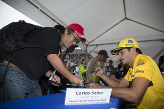 Carlos Sainz Jr., Renault Sport F1 Team signs autographs for fans