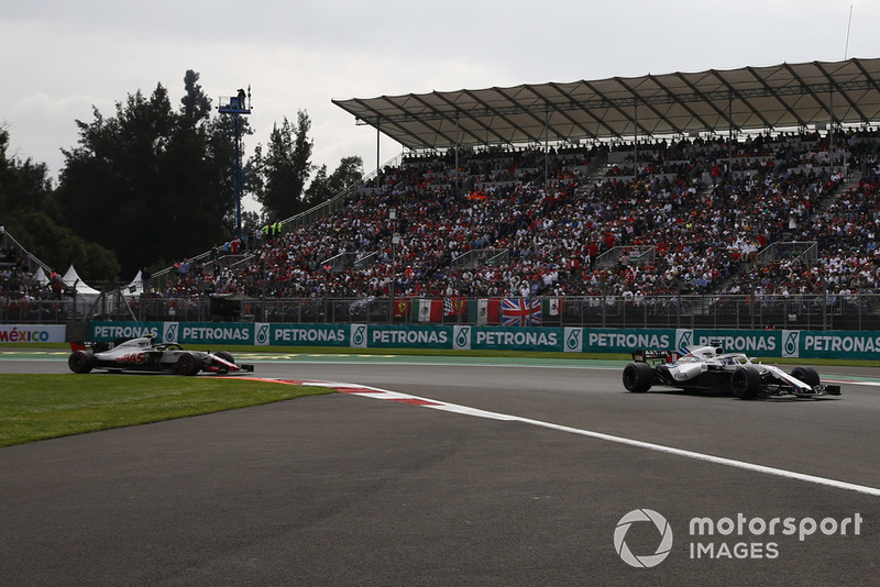 Lance Stroll, Williams FW41 y Kevin Magnussen, Haas F1 Team VF-18