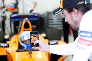 Jimmie Johnson en el McLaren, Fernando Alonso