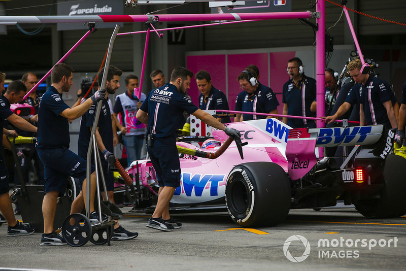 Sergio Perez, Racing Point Force India VJM11, pit stop