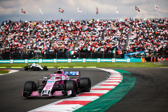 Esteban Ocon, Racing Point Force India VJM11, precede Lance Stroll, Williams FW41