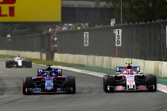 Brendon Hartley, Toro Rosso STR13, battles with Esteban Ocon, Racing Point Force India VJM11