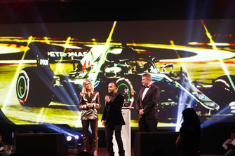 Nic Hamilton, le frère du Champion du monde de F1 Lewis Hamilton est sur scène pour recevoir les prix de pilote britannique de l'année et pilote international de l'année