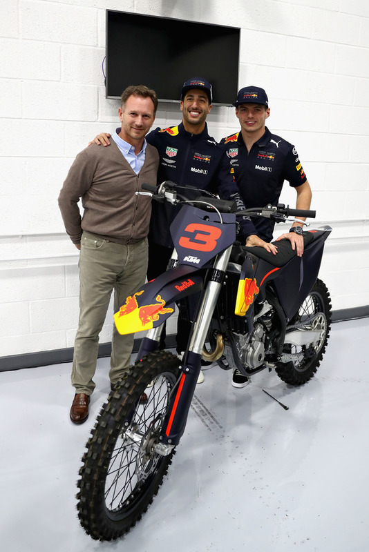 Daniel Ricciardo, Red Bull Racing, Christian Horner, Team Principal, Red Bull Racing e Max Verstappen, Red Bull Racing, posano per una foto con una moto KTM