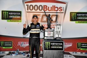 Il vincitore della gara Aric Almirola, Stewart-Haas Racing, Ford Fusion Smithfield Bacon for Life