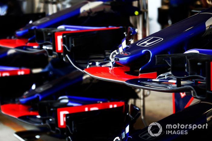 Scuderia Toro Rosso STR13 nariz y alas en el pit lane