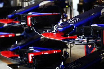 Des nez et ailerons avant de Scuderia Toro Rosso STR13 dans la voie des stands