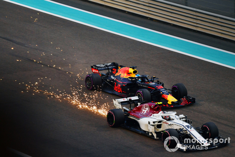 Charles Leclerc, Sauber C37, Daniel Ricciardo, Red Bull Racing RB14