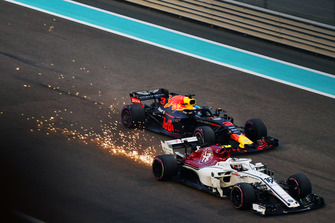 Charles Leclerc, Sauber C37 lotta con Daniel Ricciardo, Red Bull Racing RB14