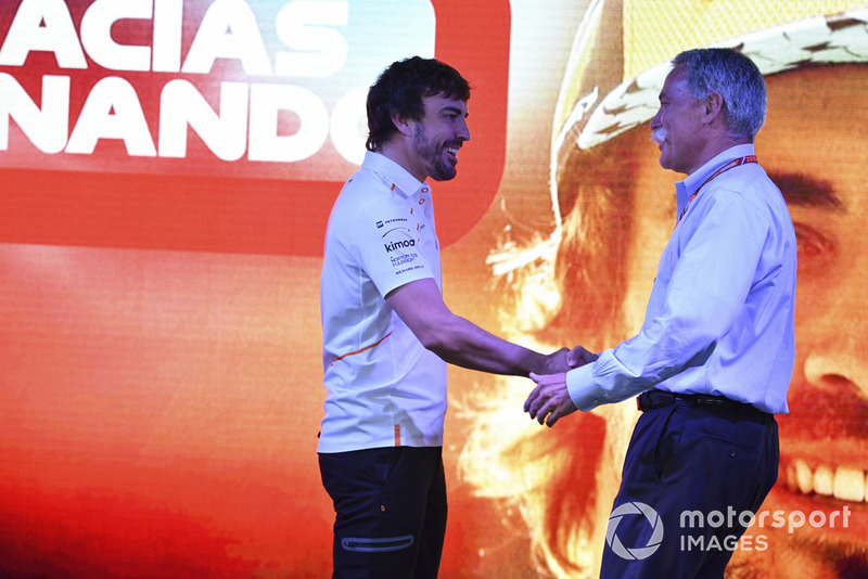Chase Carey, Director Ejecutivo y Presidente Ejecutivo de Formula One Group en el escenario como Fernando Alonso, McLaren se despide de los fanáticos